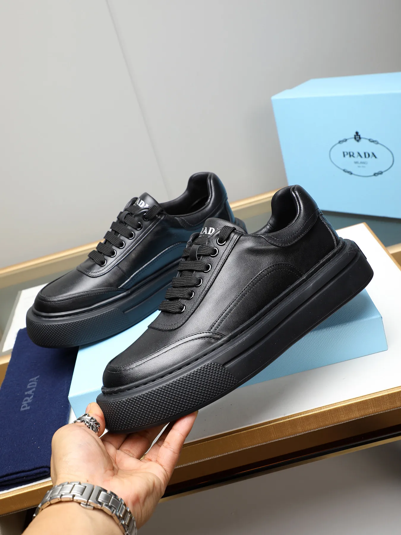 Men's shoes 💰500 Prada/Prada Men's new casual shoes, this upper is made of imported calfskin. The outside is decorated with the P family's classic metal triangle enamel logo, with cowhide lining and cowhide for the foot pads. The outsole is made of non-slip sports exclusive rubber outsole with logo, which feels good on the feet. It is a fashionable and fashionable item!  Size: 38-44 (45 customized)